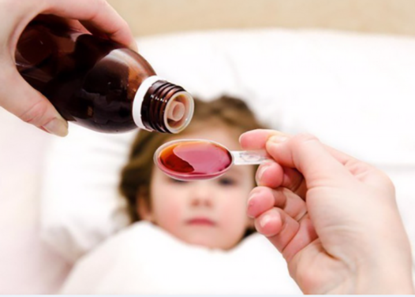 Không nên tự mua thuốc trị ho và cảm lạnh cho trẻ dưới 2 tuổi