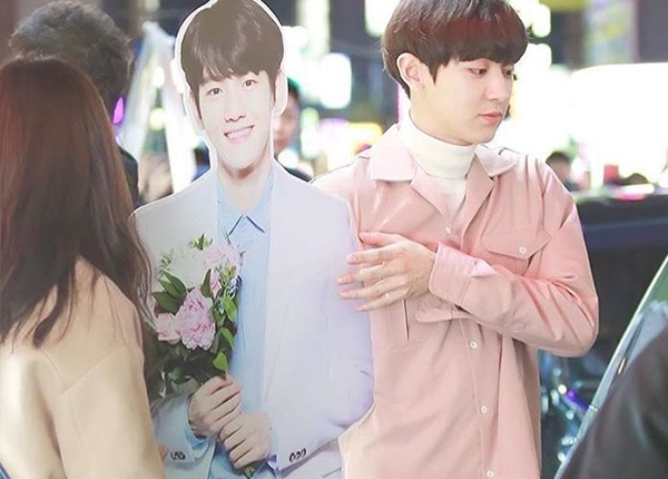 Bật cười với những khoảnh khắc khi các idol đứng cạnh standee của mình