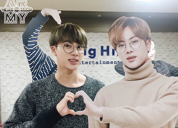 Bật cười với những khoảnh khắc khi các idol đứng cạnh standee của mình