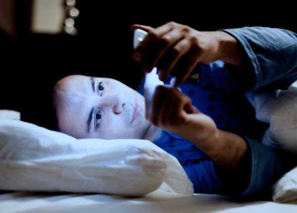 Lướt điện thoại trước khi đi ngủ làm tăng nguy cơ mắc bệnh alzheimer 