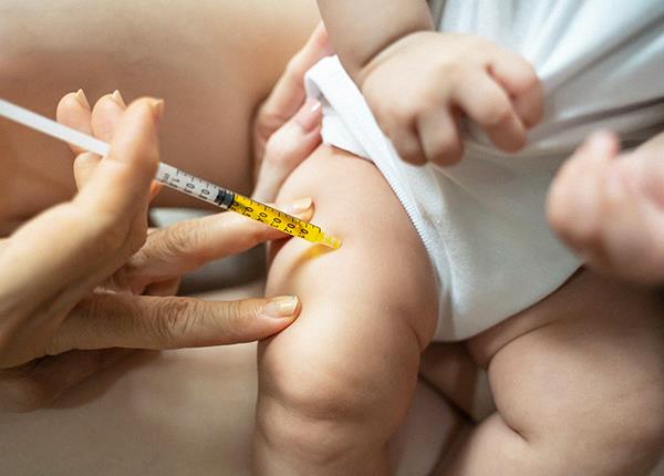 Những vắc xin quan trọng cần tiêm cho bé trong 6 tháng đầu